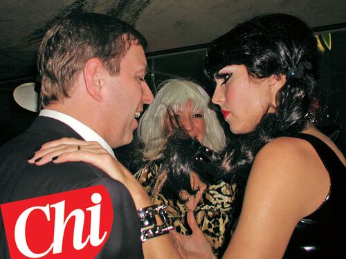 Spuntano le foto del principe Andrea al party "Prostitute e protettori". Con lui c'è Ghislaine Maxwell