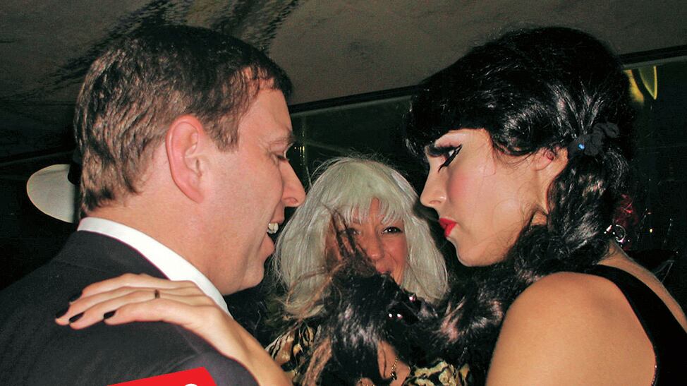 Spuntano le foto del principe Andrea al party "Prostitute e protettori". Con lui c'è Ghislaine Maxwell