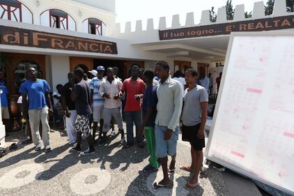 Giugliano, i migranti protestano contro le condizioni di vita 1