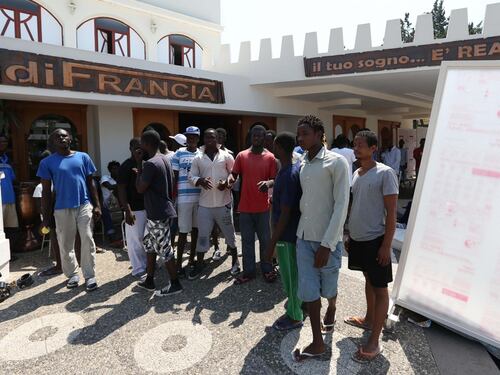 Giugliano, i migranti protestano contro le condizioni di vita
