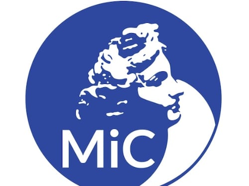 Anche Apollo è “patriarcale”: le femministe vogliono cambiare il logo del ministero della Cultura