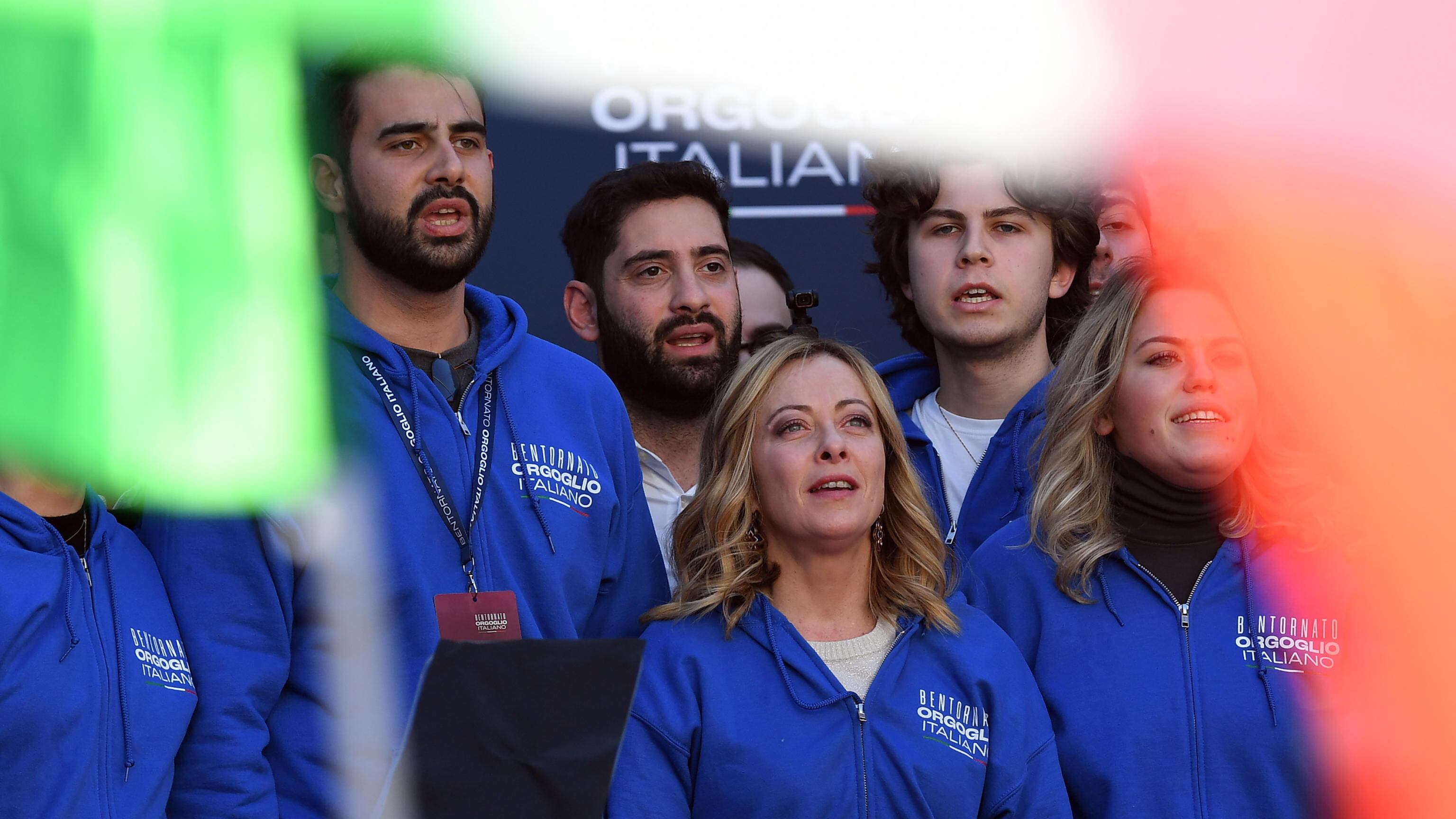 "Cara Elly, chi è qui ha il coraggio che vi manca". La Meloni affonda la Schlein ad Atreju