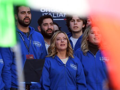 "Cara Elly, chi è qui ha il coraggio che vi manca". La Meloni affonda la Schlein ad Atreju