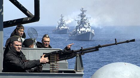 Putin schiera la flotta navale davanti alla Siria, cosa c'è dietro?