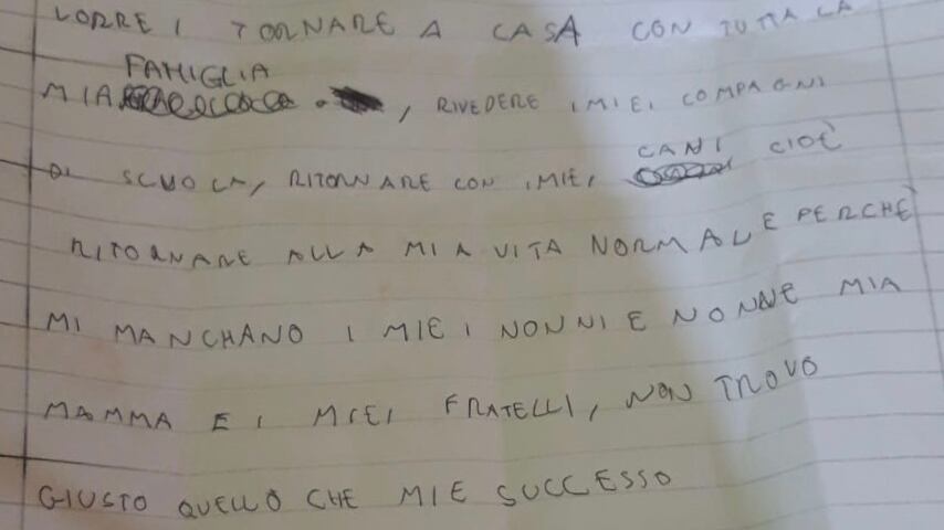 I servizi sociali lo allontanano dalla madre e lui scrive: "Vorrei tornare a casa"