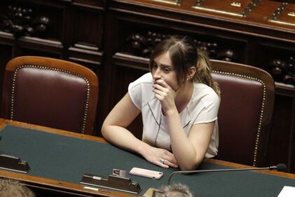 Boschi aggressiva: vestitino attillato e tacchi vertiginosi 9