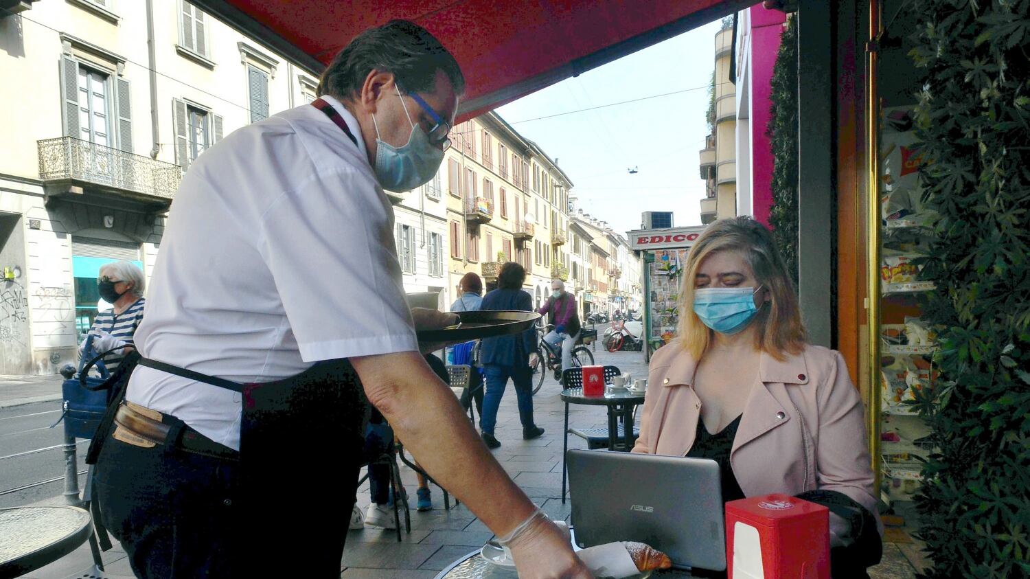 Dal caffè al taglio dei capelli, i prezzi aumentano per la tassa Covid: "Non è speculazione"
