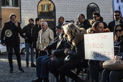 Barberini, la protesta dei commercianti per la chiusura della metro 10