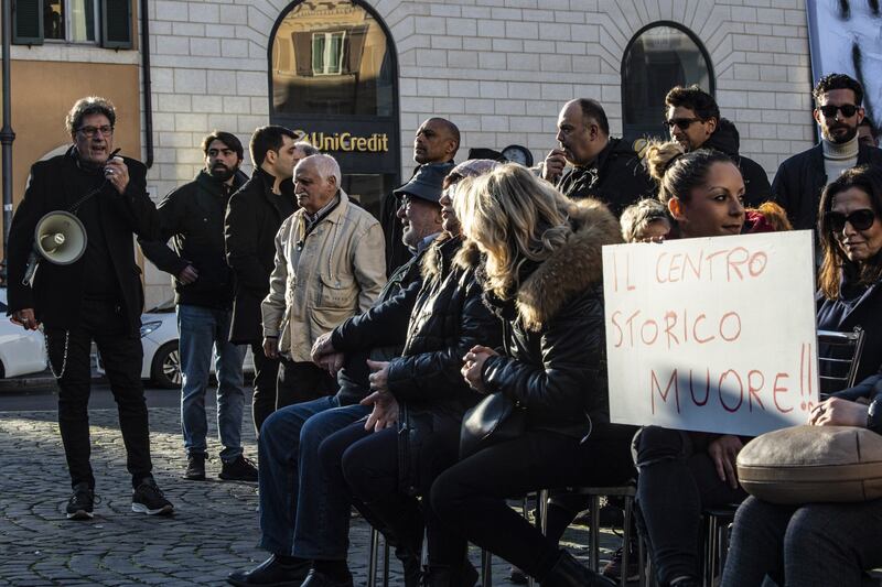 Barberini, la protesta dei commercianti per la chiusura della metro 10