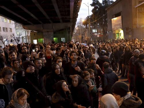 Iran, la dura minaccia contro l'ambasciatore della Gran Bretagna: "Andrebbe fatto a pezzi"