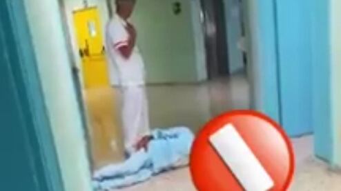 Anziano con femore rotto striscia in ospedale per protesta