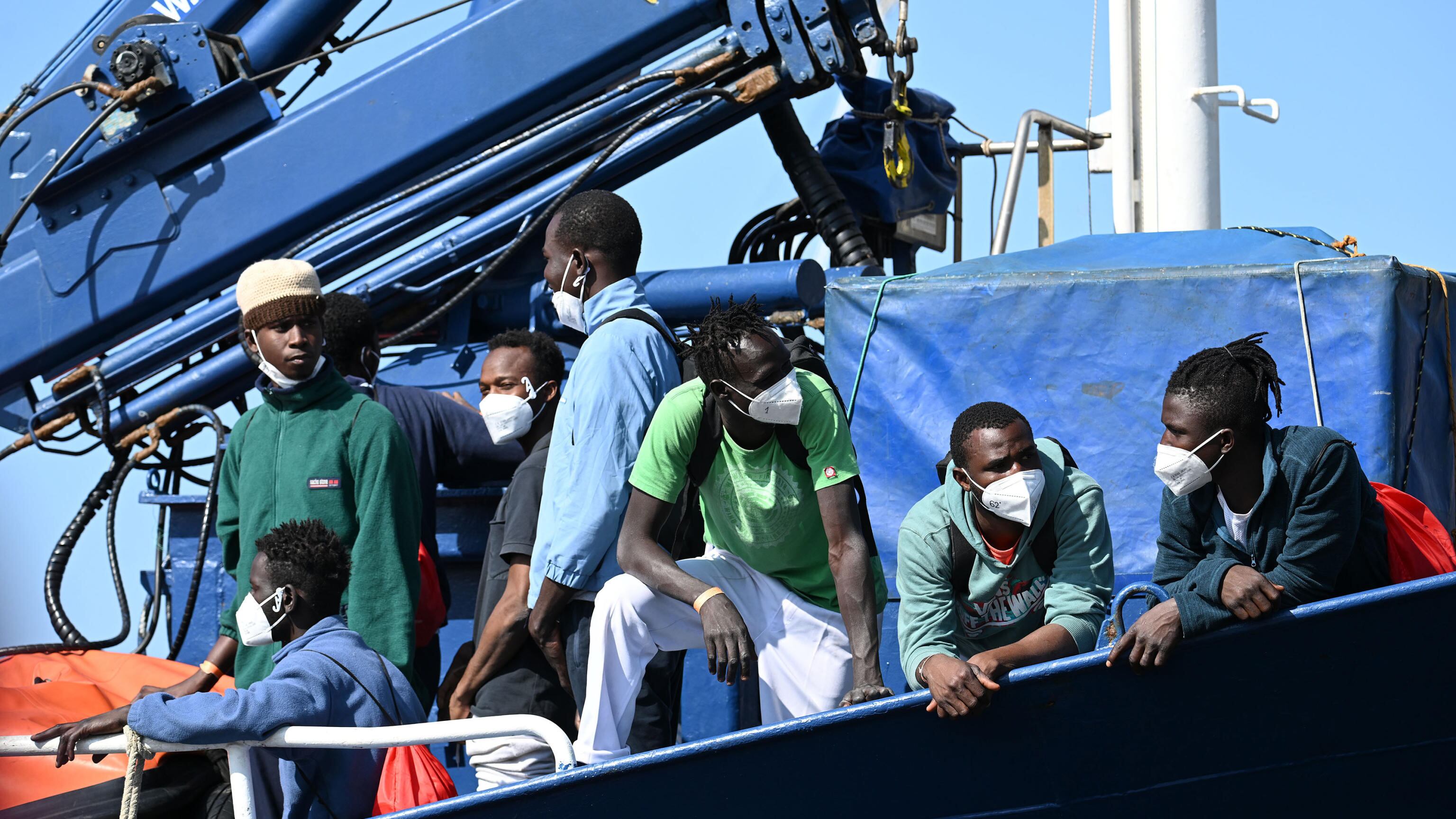 "Risse e sputi sulle tombe". Il degrado dei migranti accampati al cimitero di Ventimiglia