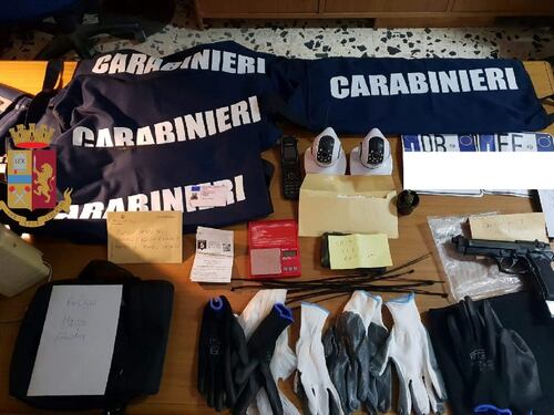 Falsi carabinieri inscenano blitz per rapinare una famiglia