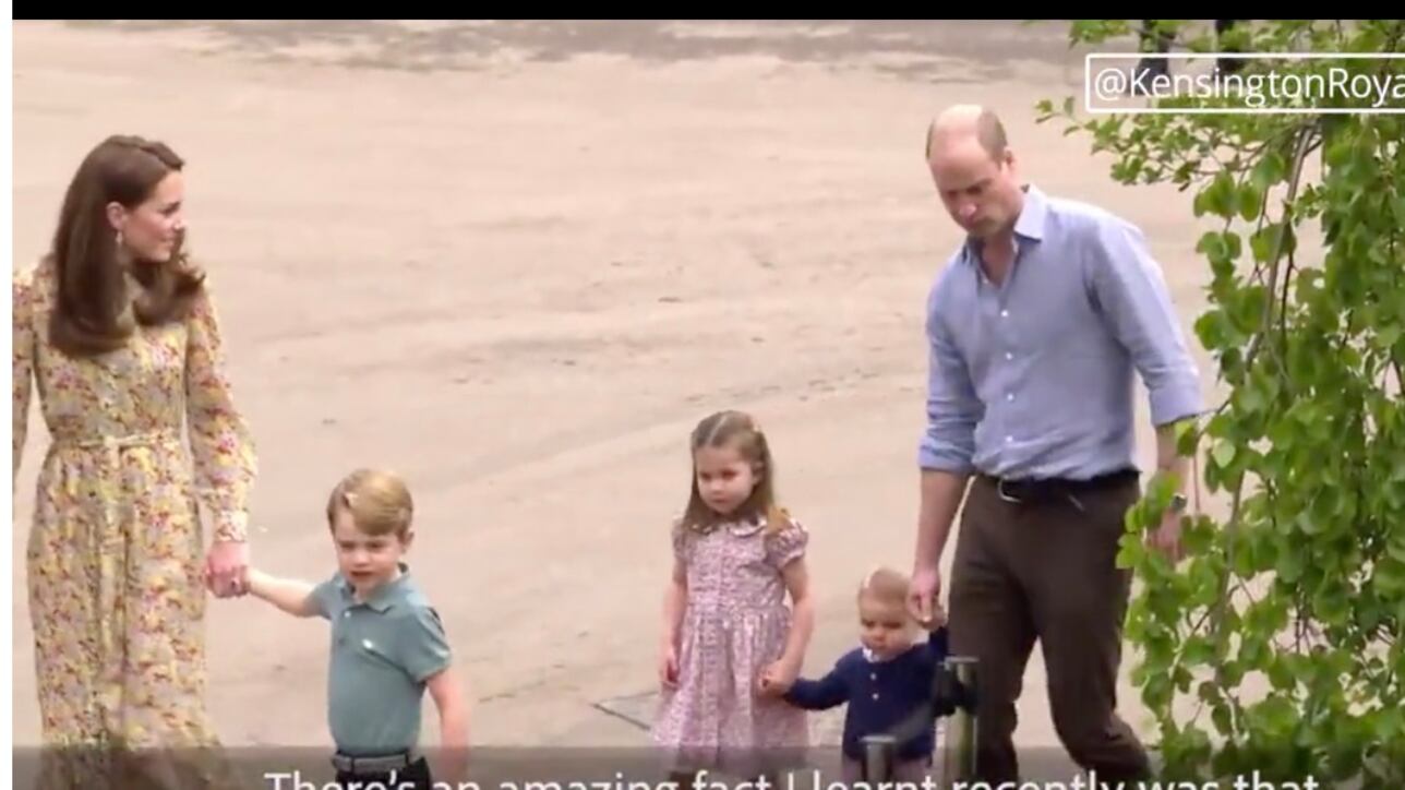 George, Charlotte e Louis, i principini con i piedi scalzi nel parco