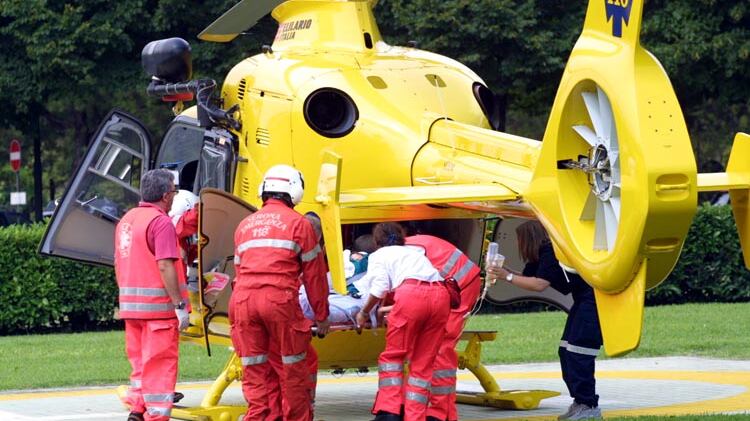 Cade in piscina durante la cena, uore a due anni nel bresciano