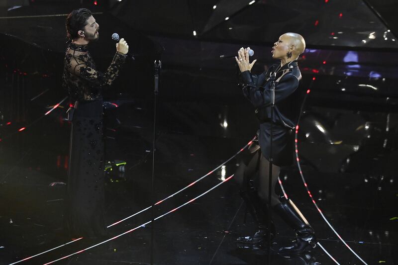 Sanremo 2024: ecco il look della quarta serata del Festival dei Santi Francesi 5