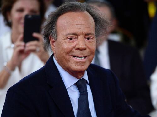 Julio Iglesias archiviata in Spagna la denuncia per abusi sessuali