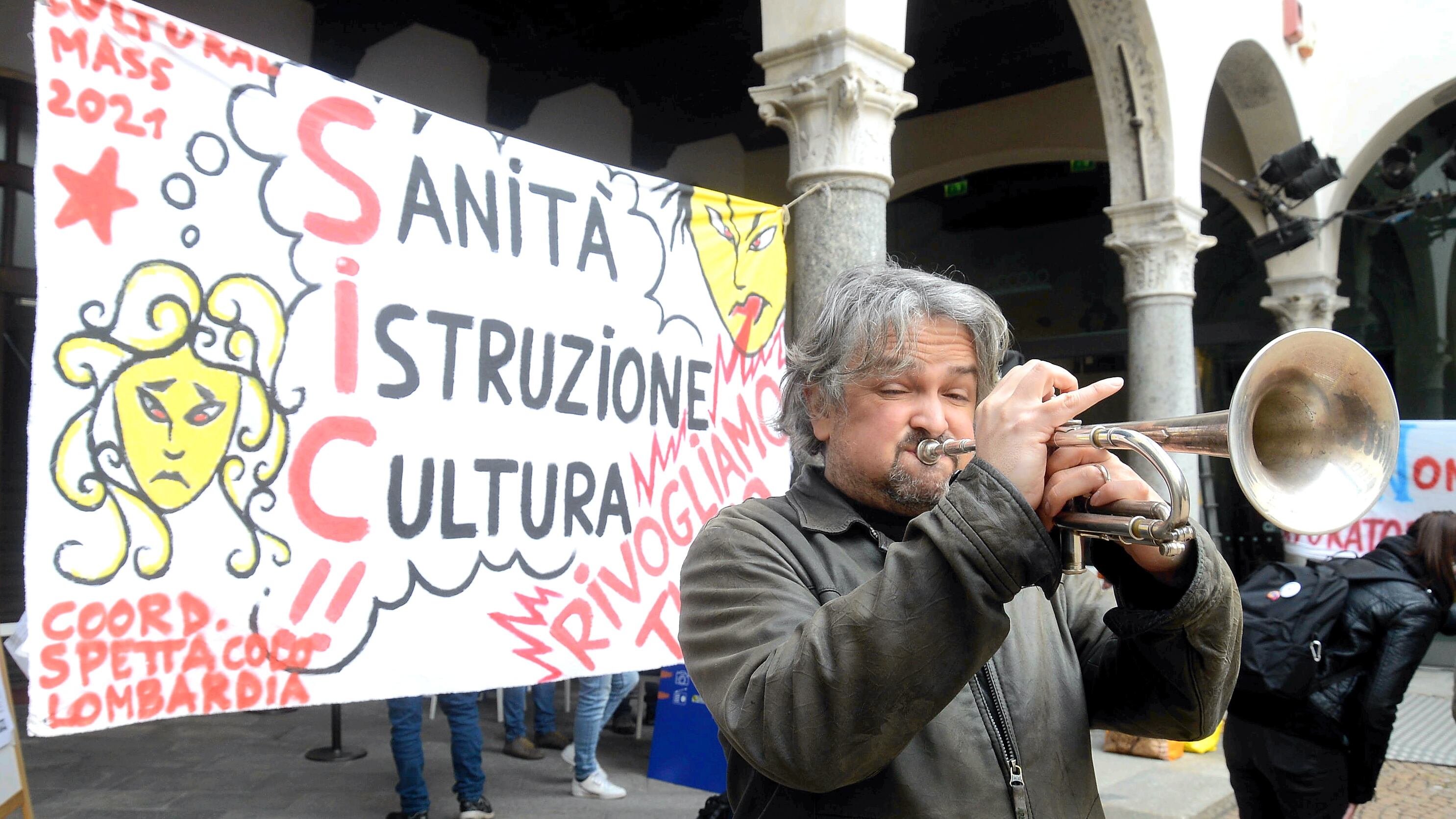 "Non mangiamo più". Rabbia degli ambulanti che bloccano il traffico