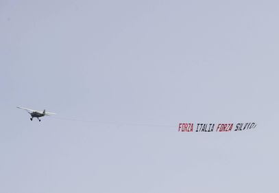 Aereo con uno striscione pro-Berlusconi nel cielo lucchese 1