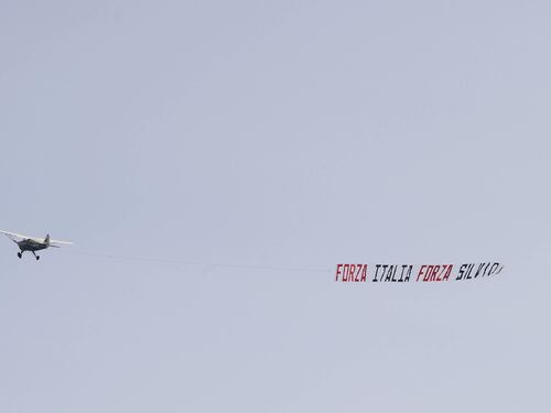 Aereo con striscione pro-Berlusconi nel cielo lucchese