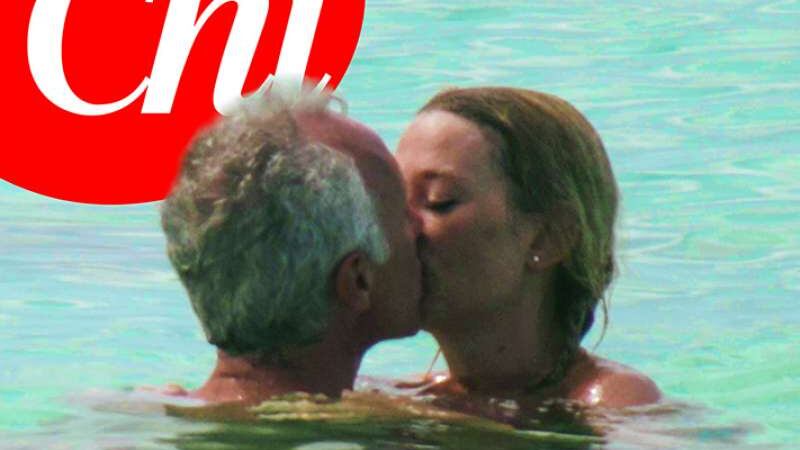 Travaglio "innamorato" a Formentera: il bacio in acqua con l’attrice Solari