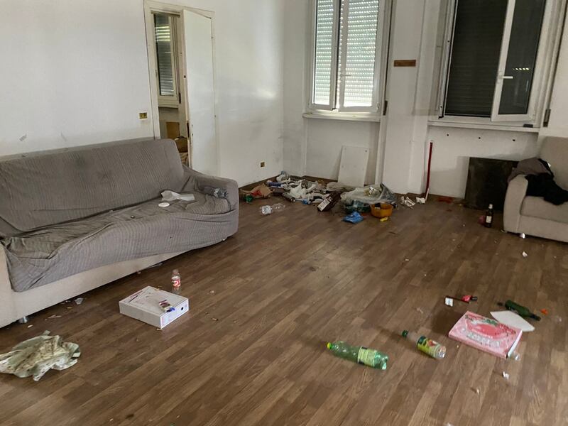 Migranti nell'edificio occupato dell'ex area casa editrice Ricordi 3