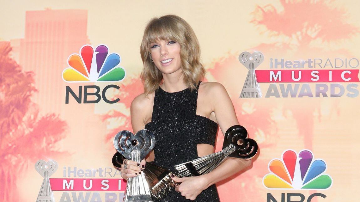 Taylor Swift si presenta a sorpresa a un matrimonio