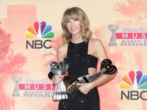 Taylor Swift si presenta a sorpresa a un matrimonio