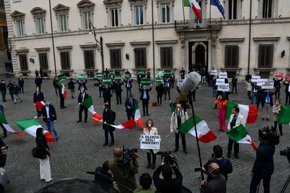 Flash mob della Meloni davanti Palazzo Chigi: "Vogliamo dare una mano" 6