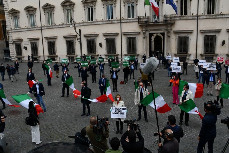 Flash mob della Meloni davanti Palazzo Chigi: "Vogliamo dare una mano" 6