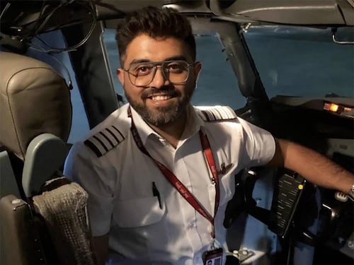 “Immenso coraggio”: chi è il pilota-eroe indiano del volo Dubai-Tel Aviv