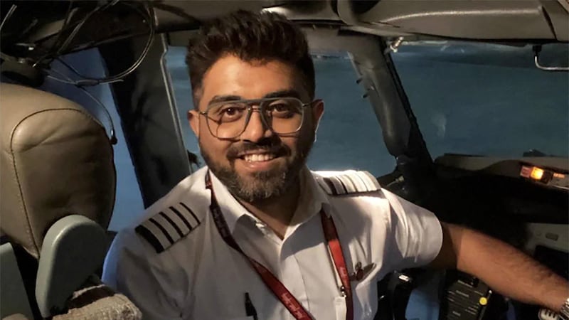 “Immenso coraggio”: chi è il pilota-eroe indiano del volo Dubai-Tel Aviv