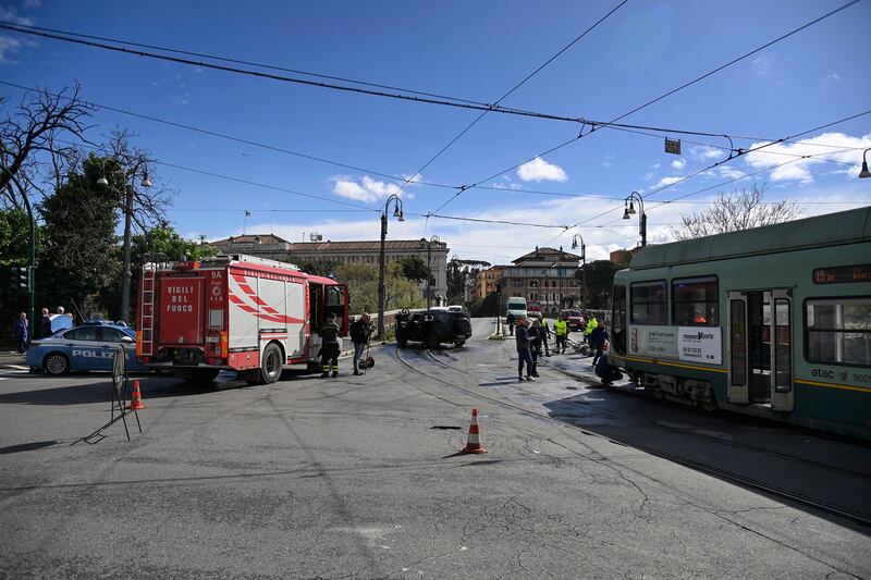 Paura per Immobile, si schianta contro un tram a Roma: le immagini dell'incidente 2