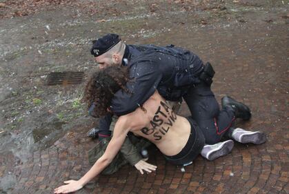 L'atrresto delle attiviste Femen dopo il blitz al seggio 2