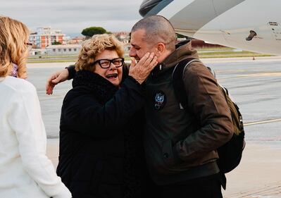 La mamma abbraccia il figlio Trentini 1