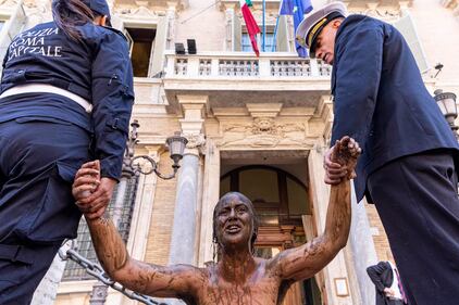 Taniche e pozze di fango: contro il Senato la follia delle eco-vandale nude