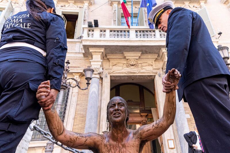 Taniche e pozze di fango: contro il Senato la follia delle eco-vandale nude