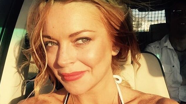 Lindsay Lohan pubblica foto di Papa Francesco col suo disco in mano, il web insorge