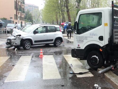 Travolto e ucciso sul marciapiede da un camion