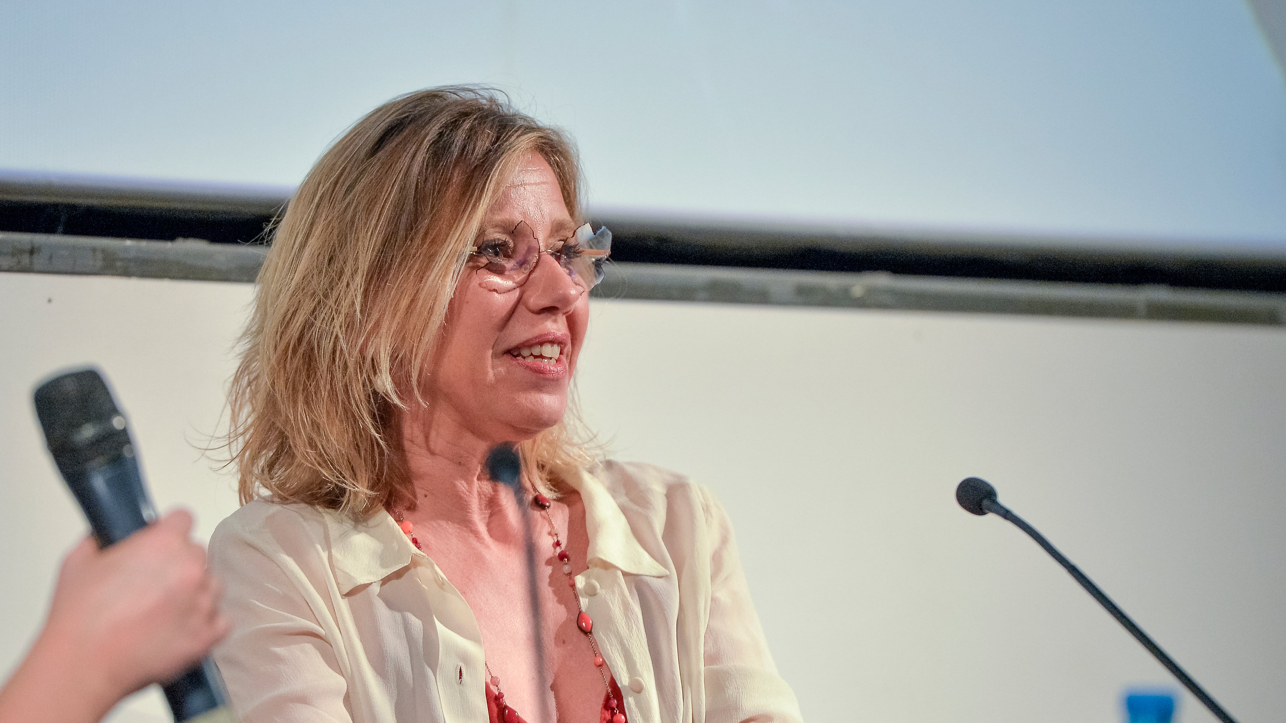 La "democratica" Concita De Gregorio insulta Donzelli: "Un cretino come lui..."