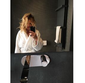 Emma Marrone, curve hot in barca 17