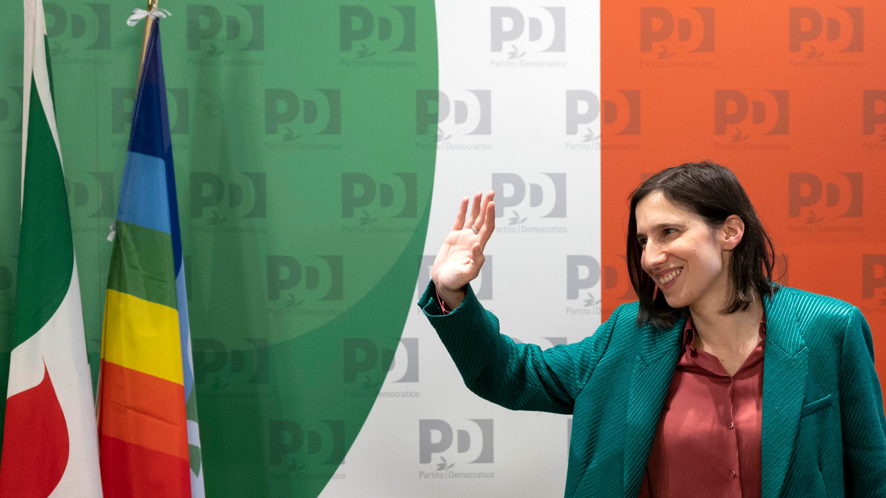 Così la segretaria marcherà Conte per oscurarlo. Il caso Cottarelli