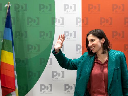 Così la segretaria marcherà Conte per oscurarlo. Il caso Cottarelli