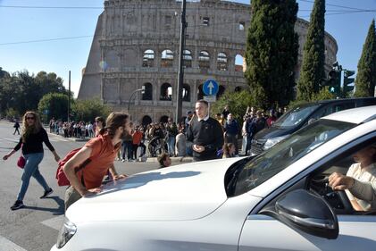 Blitz degli ambientalisti davanti al Colosseo 4