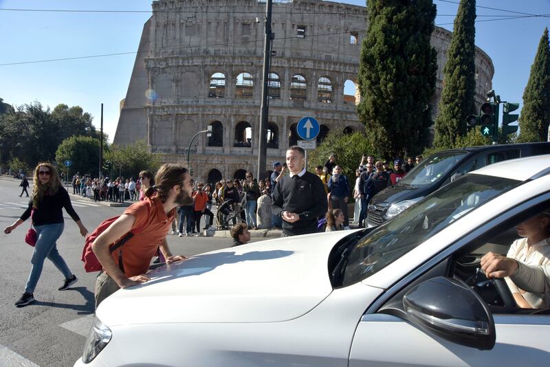 Blitz degli ambientalisti davanti al Colosseo 4