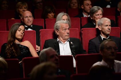 Alain Delon riceve la "Palma d'oro" al Festival di Cannes  3