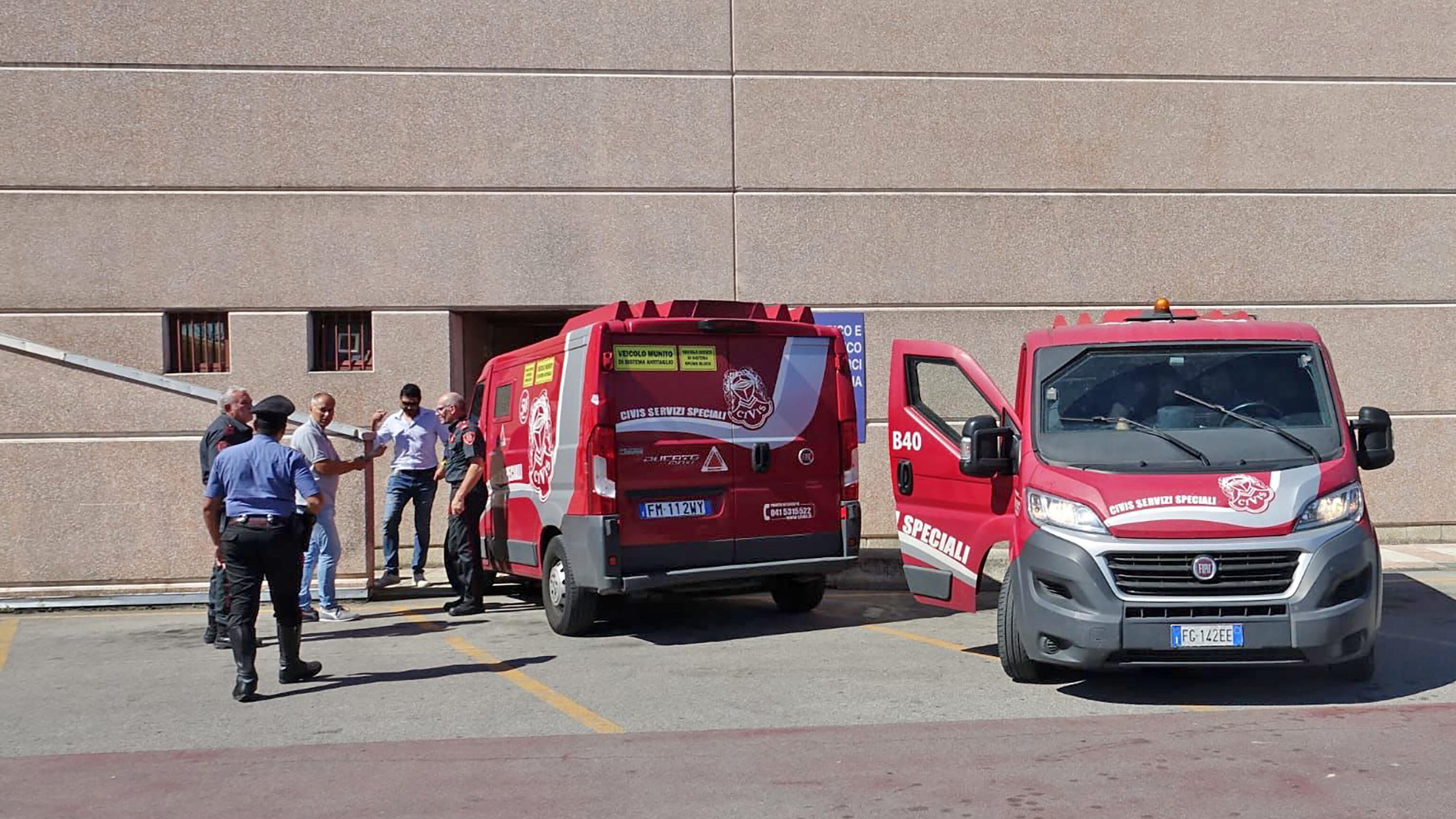 Sparatoria con due feriti al centro commerciale