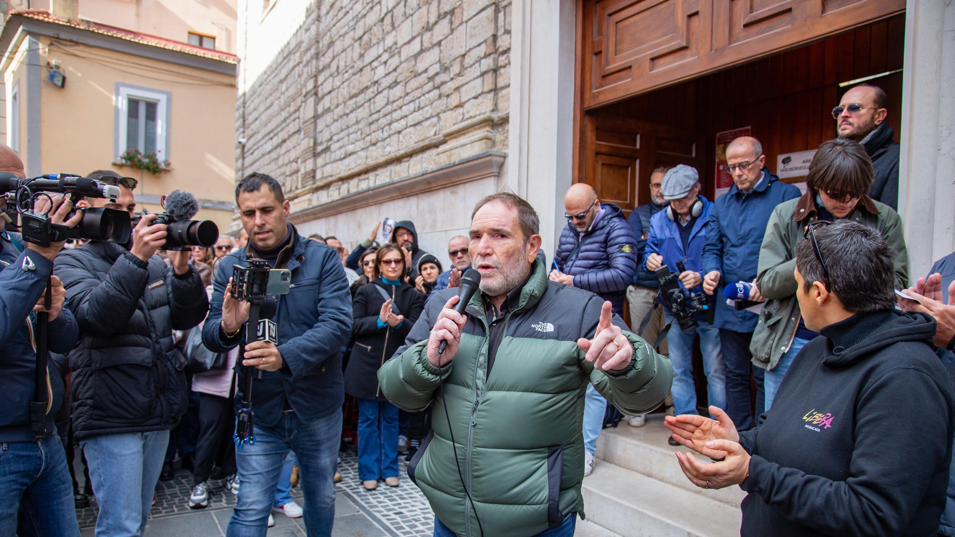 Messa nella chiesa in cui fu trovata morta Elisa Claps. Fedeli contro il vescovo: "Vergogna, assassini"
