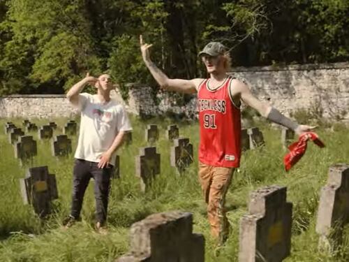 Cantano e ballano nel cimitero di guerra: rapper travolti dalle polemiche