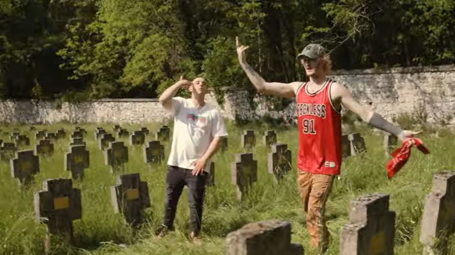 Cantano e ballano nel cimitero di guerra: rapper travolti dalle polemiche